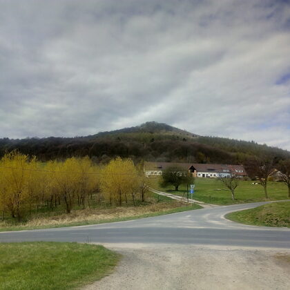 Kletečná z parkoviště Kříž u pomníku H. Kudlicha