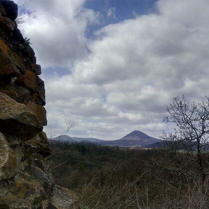 Výhled na Milešovku a Kletečnou z hradu Opárno