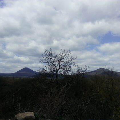 Výhled na Milešovku a Kletečnou z hradu Opárno