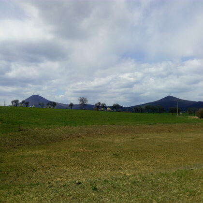 Milešovka a Kletečná ze silnice z Opárna